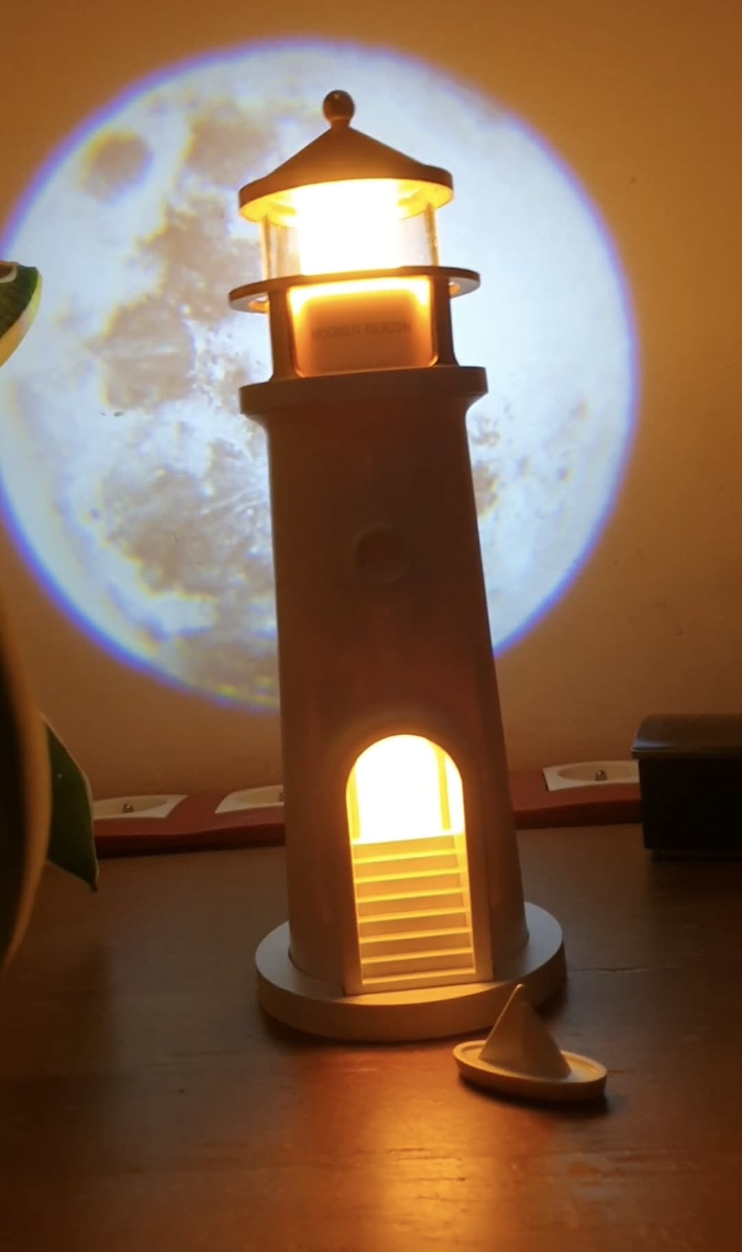 Lampka nocna Latarnia morska z projekcją księżyca